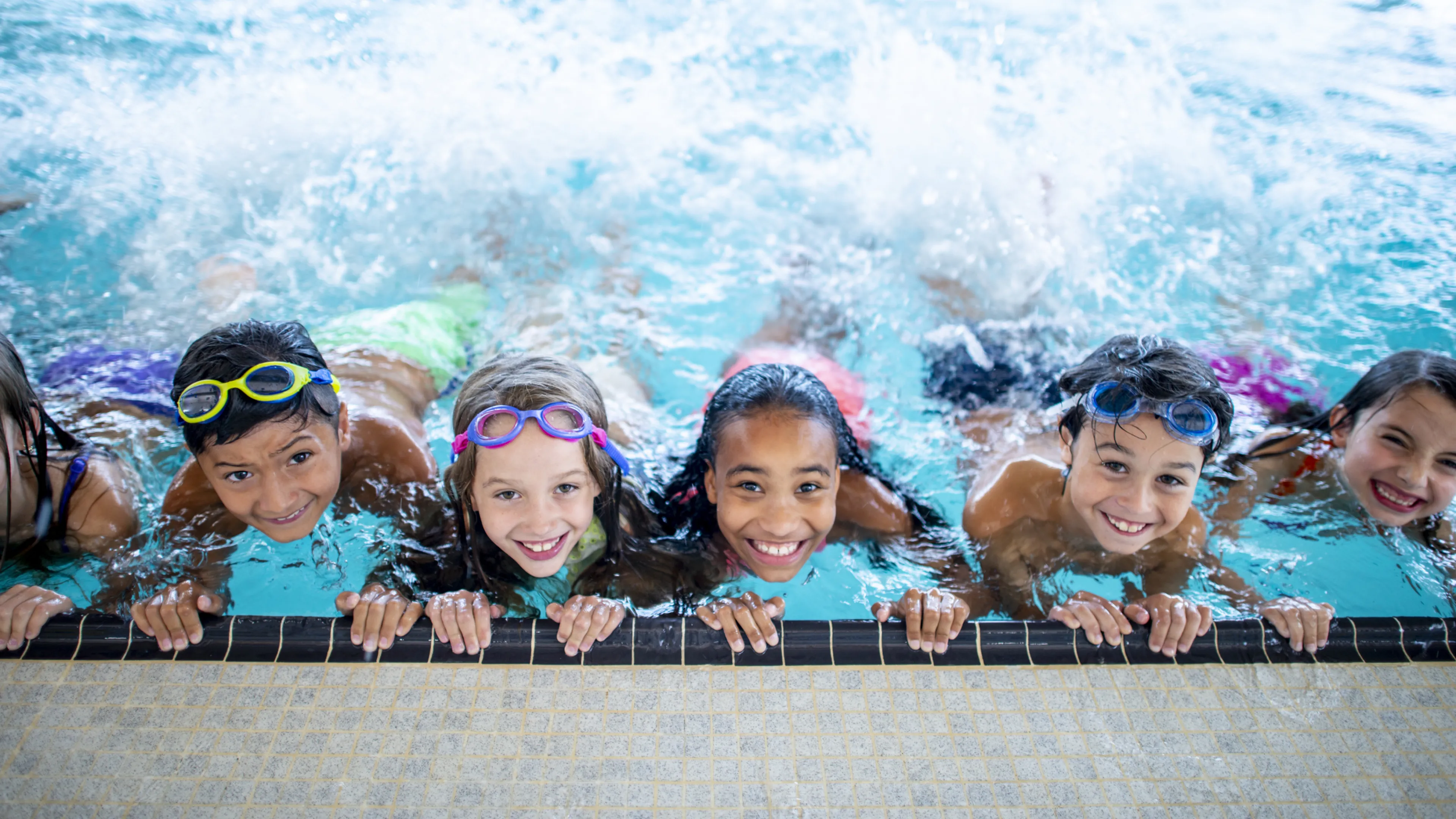 kids lined up in swimming pool